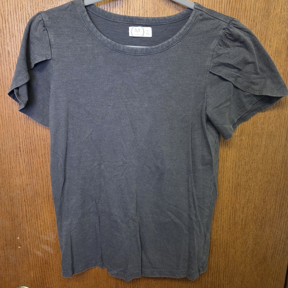 🟡 Maurices XS Grey Short Sleeve